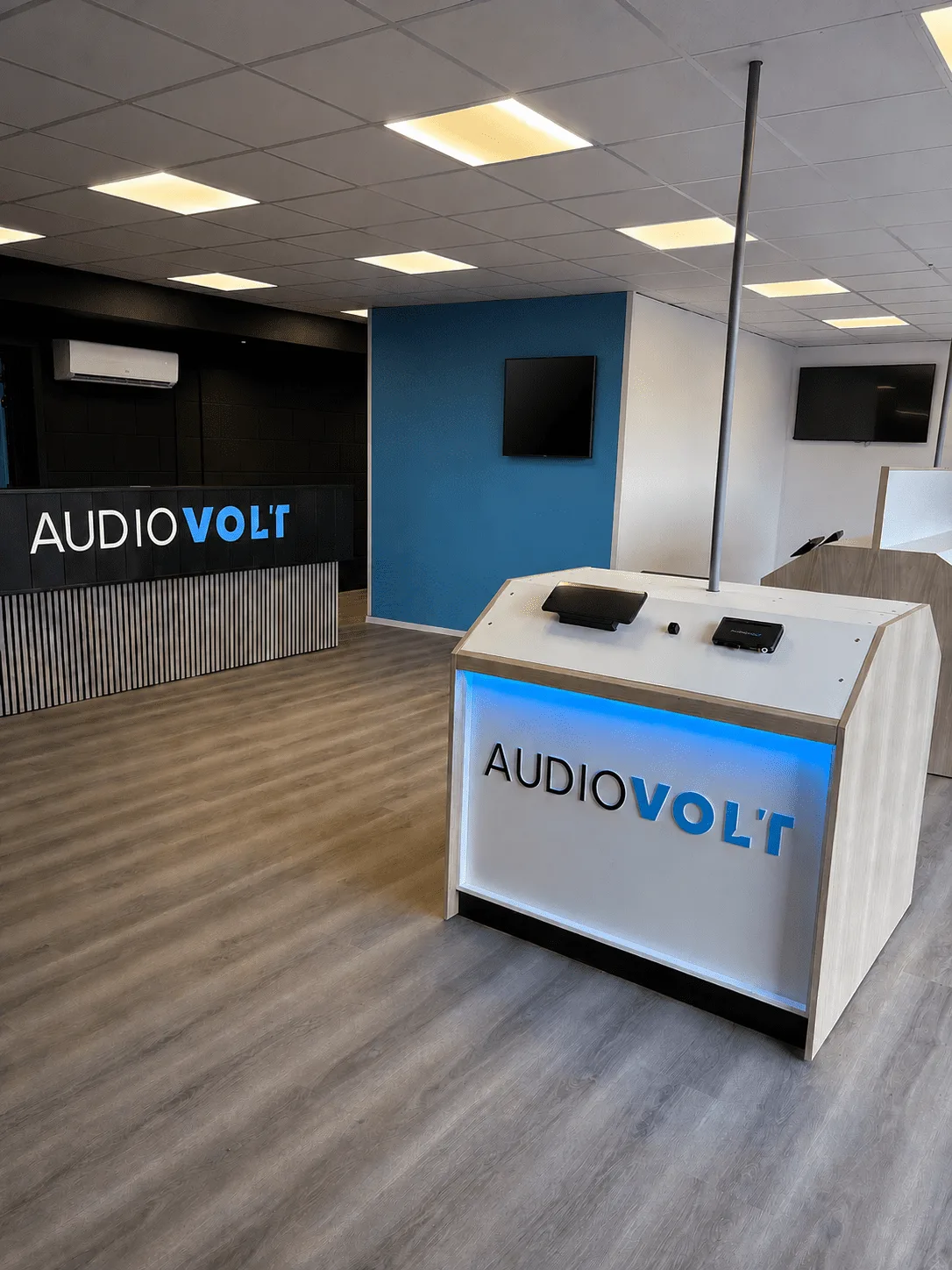 Showroom van AudioVolt met balie en demo-opstelling